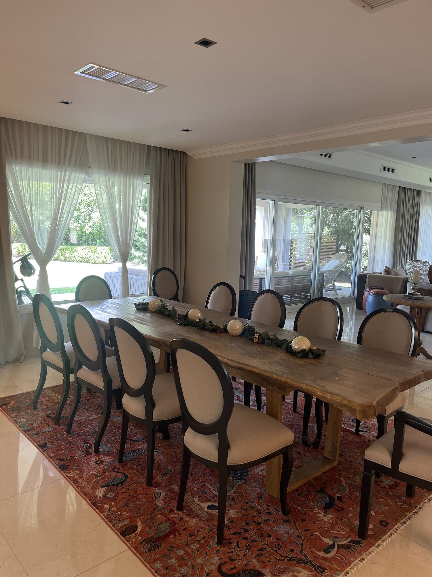 Comedor con mesa de madera y sillas tapizadas