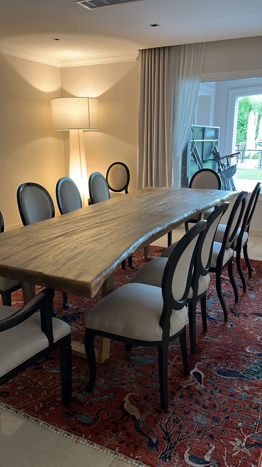Mesa de comedor de madera maciza y sillas