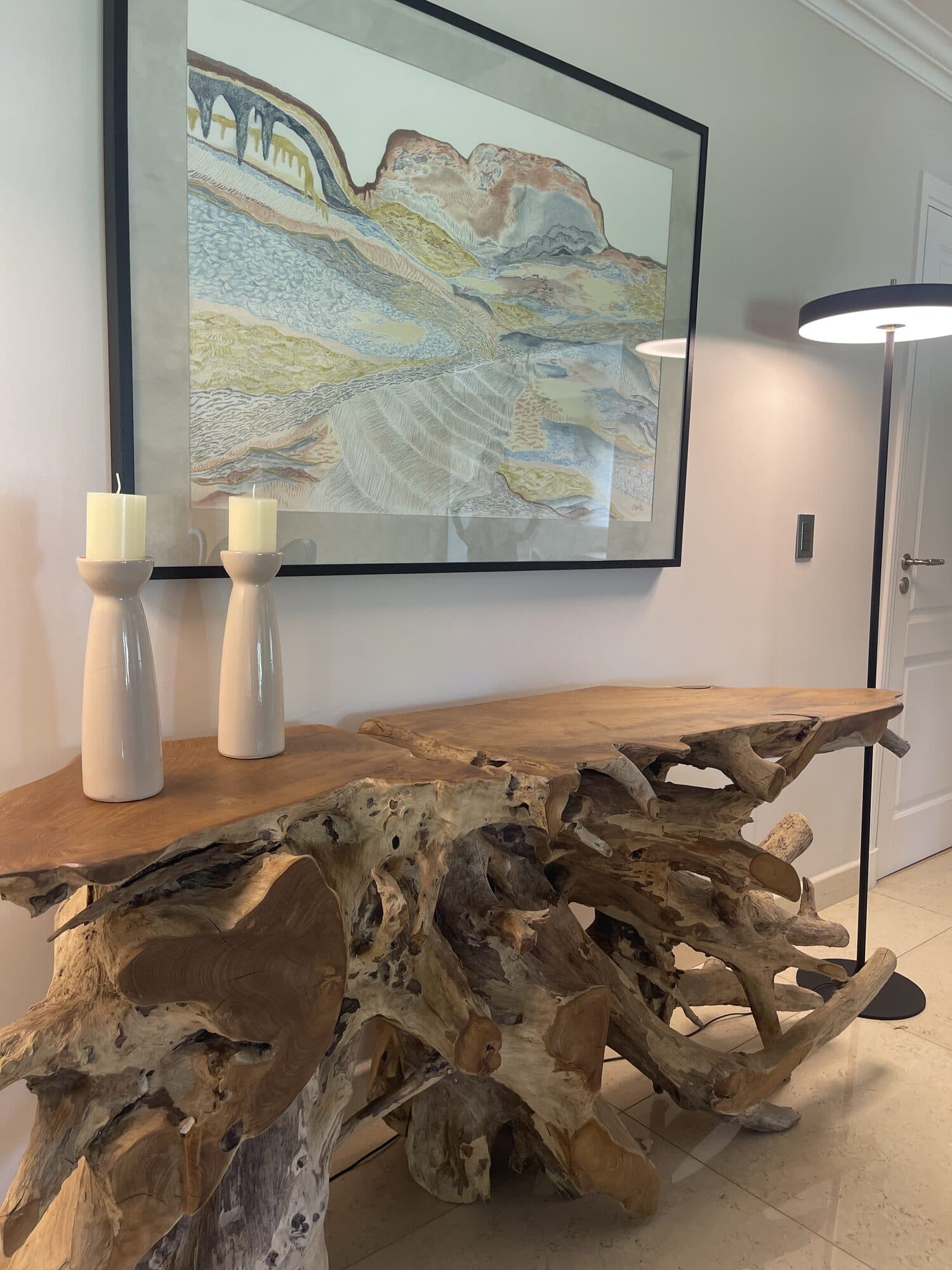 Consola de raíz con candelabros y obra
