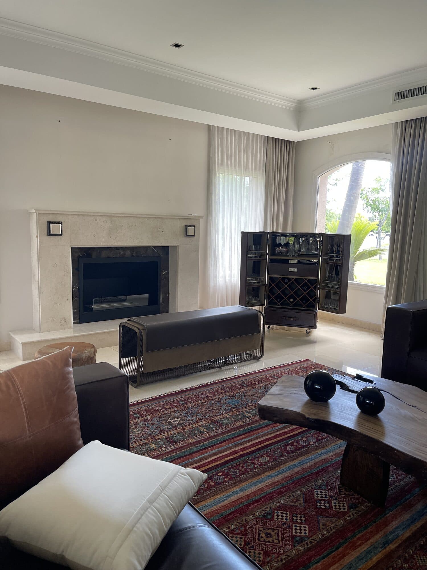 Living con barra, alfombra y mesa de madera