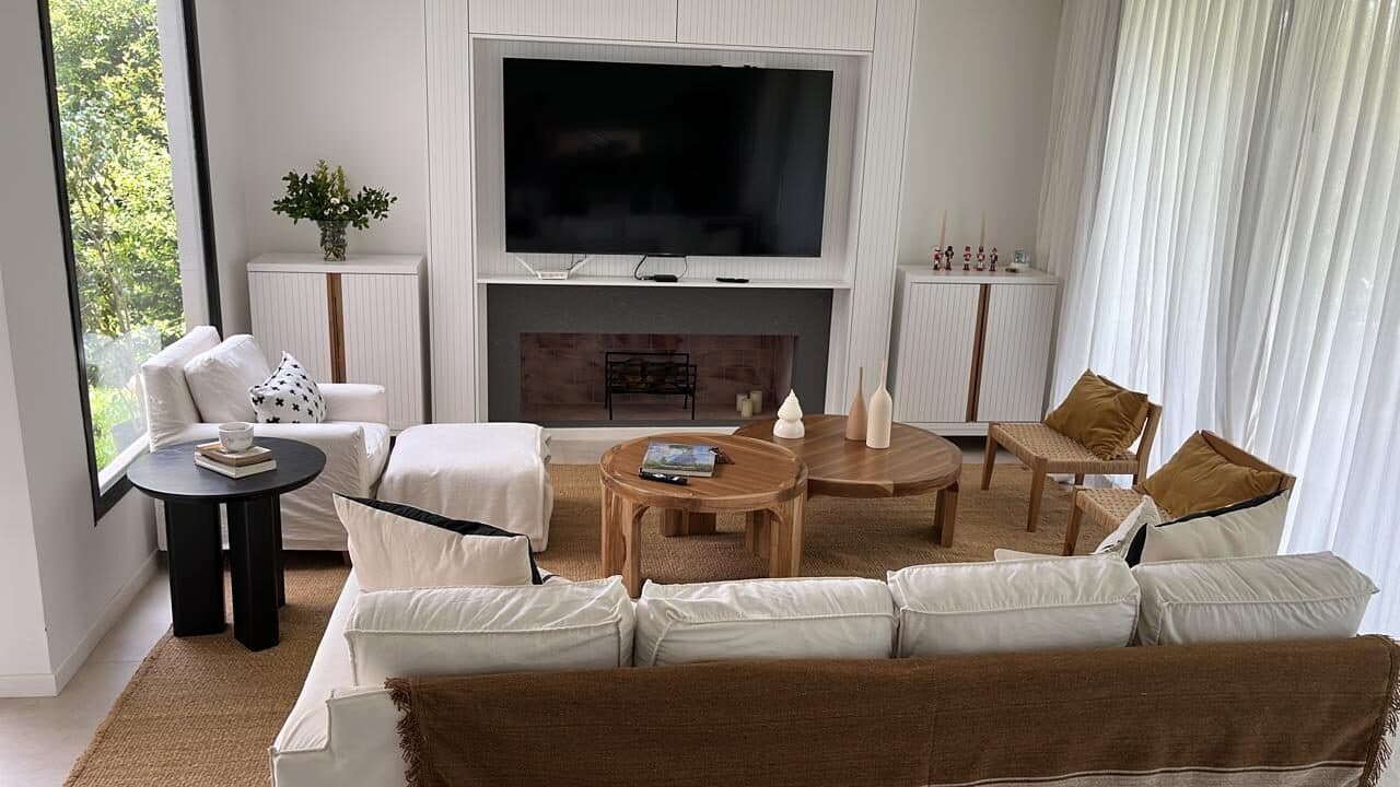 Estar con mesas de madera y sofá blanco