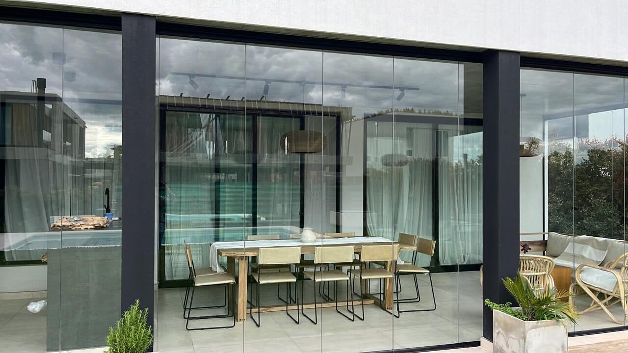 Comedor vidriado con vista al jardín