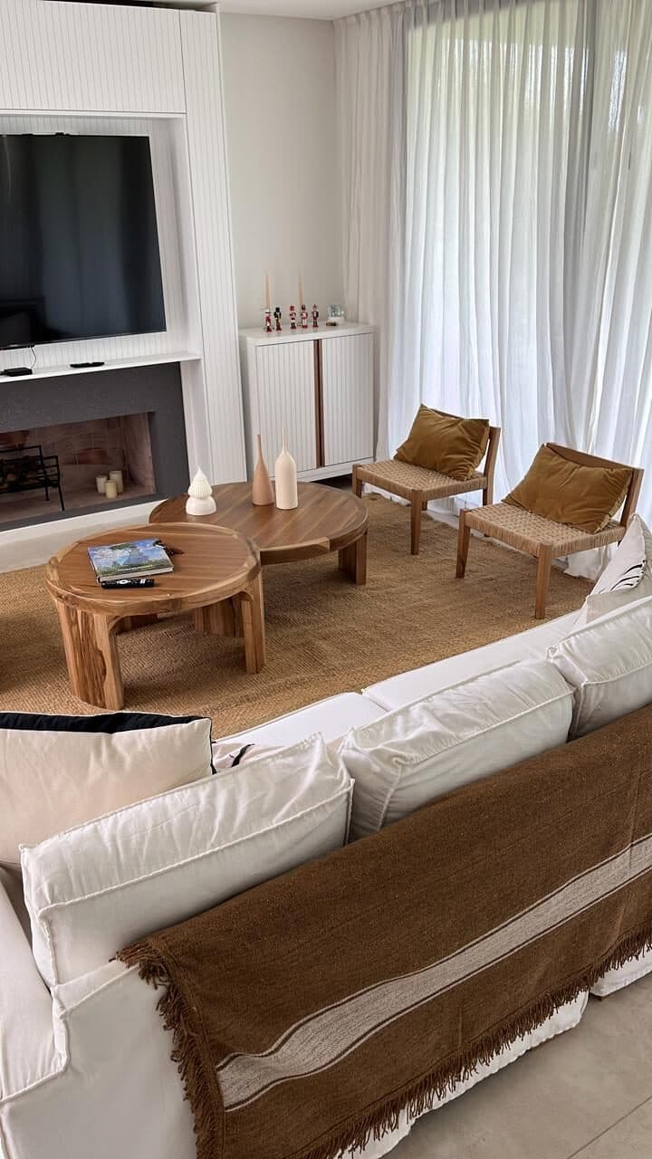 Mesas de centro de madera y sillones